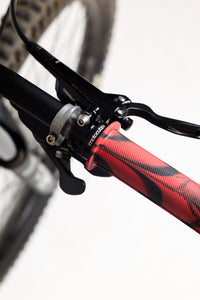 Mid Flange Bolt-On Grips Red Dye
