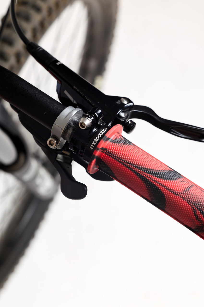 Mid Flange Bolt-On Grips Red Dye