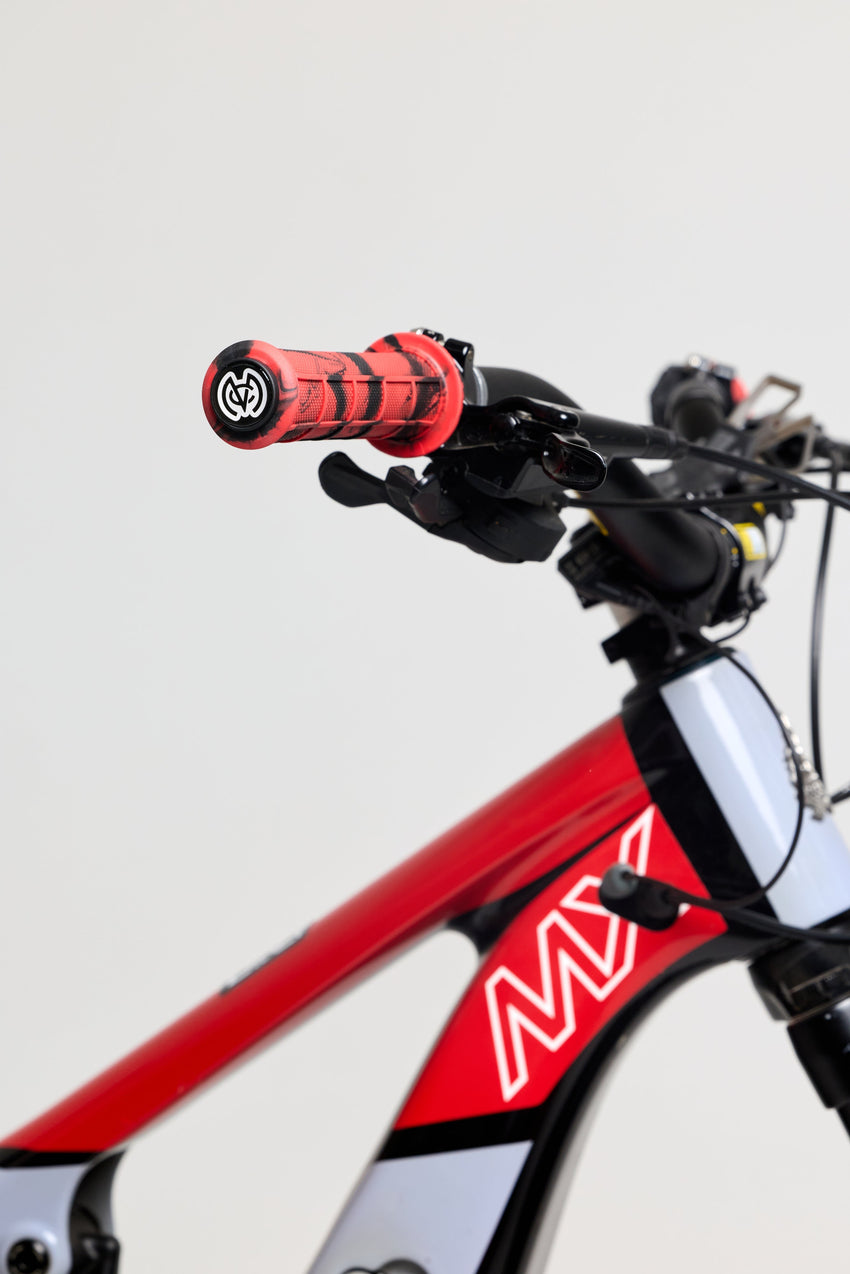 Mid Flange Bolt-On Grips Red Dye