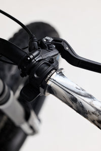 Mid Flange Bolt-On Grips White Dye